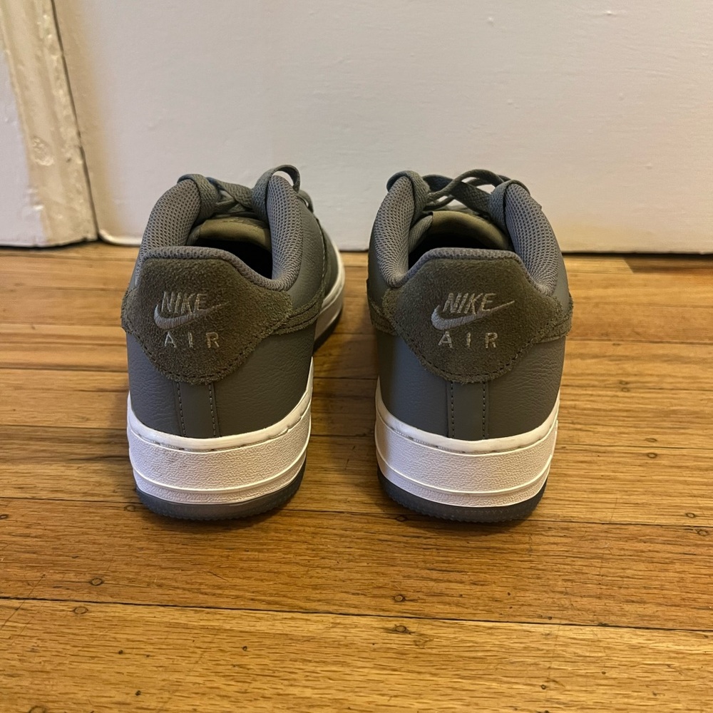 Nike Youth Air Force 1 Low Casual Shoe - Olive Green - Size 6.5Y OR 8.5W - Picture 4 of 7